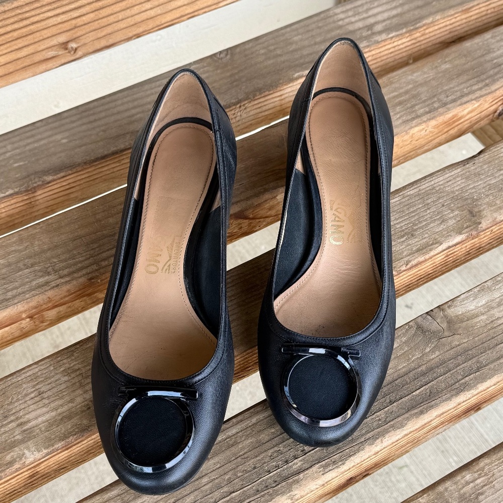 SALVATORE FERRAGAMO ENA BLOCK HEEL SIGNATURE BUCKLE AT THE VAMP 8M